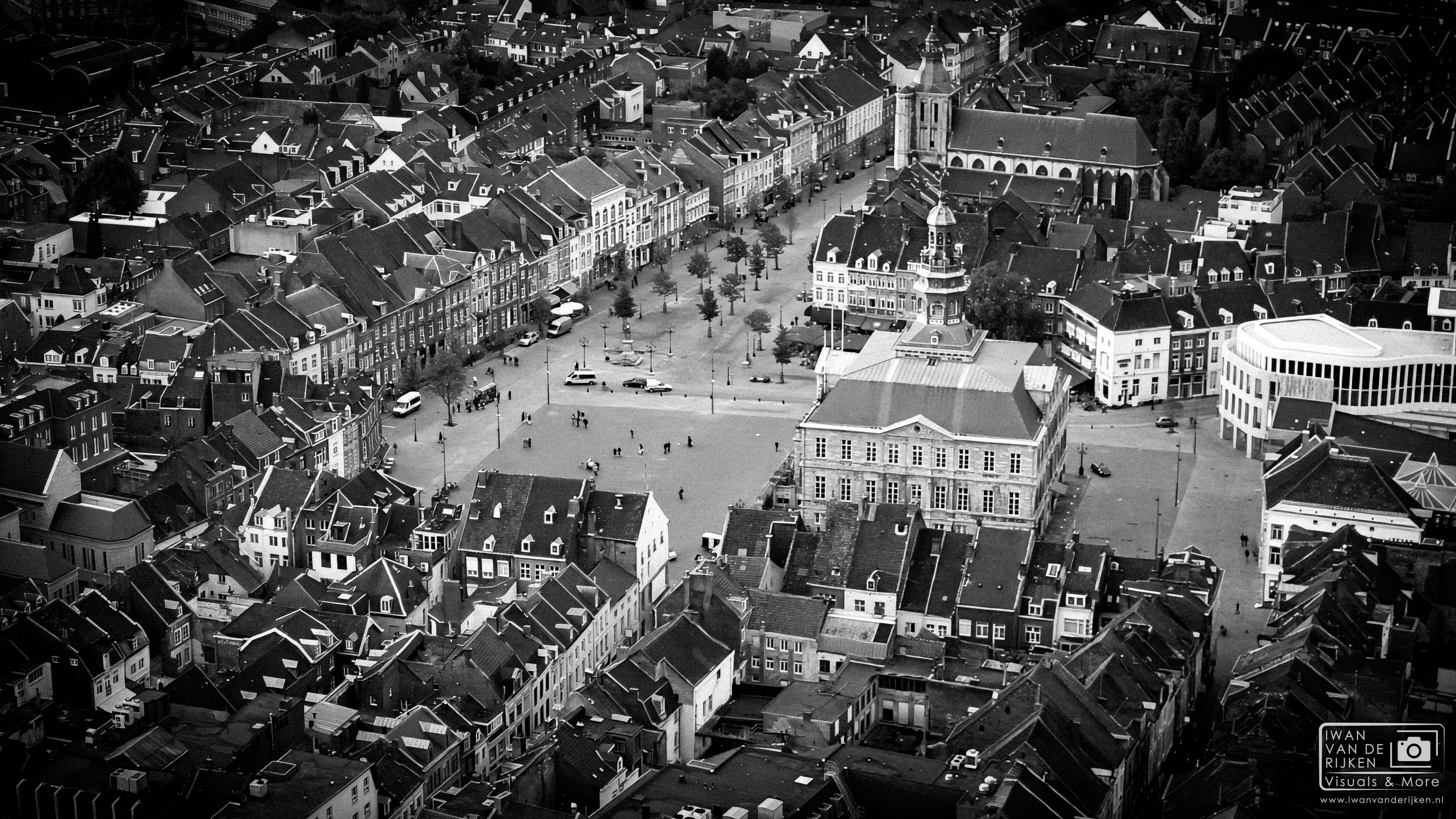 Markt 2 - DSCN3416-2 - 20070928 - T=175738 Iwan van de Rijken - Maastricht vanuit de lucht gezien