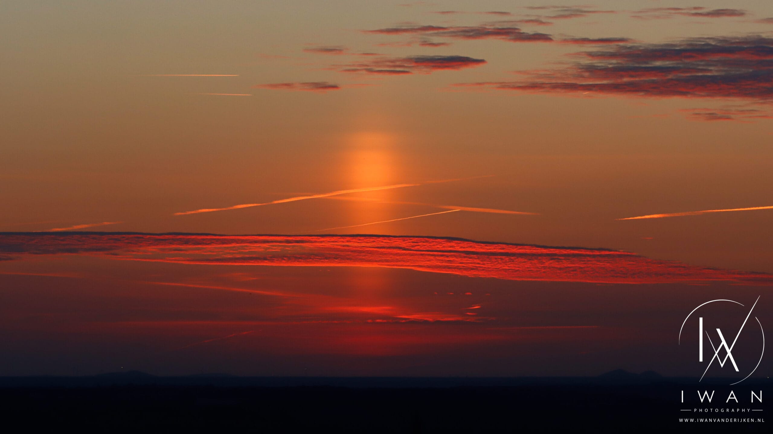 Zonsondergang met zonnezuil (lichtzuil) Maastricht Heuvelland Zuid-Limburg 23-07-2026