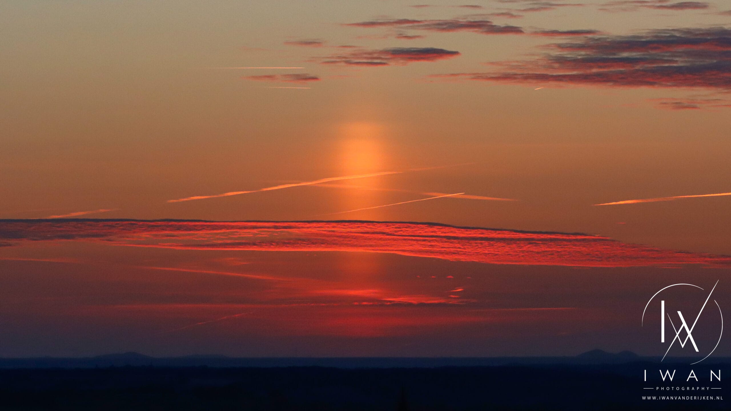 Zonsondergang zonnezuil (lichtzuil / sun pillar)